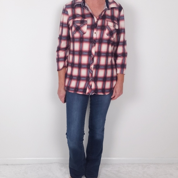 5/$12 Women’s Eden & Olivia Knit Top Button Up Shirt - Picture 3 of 10